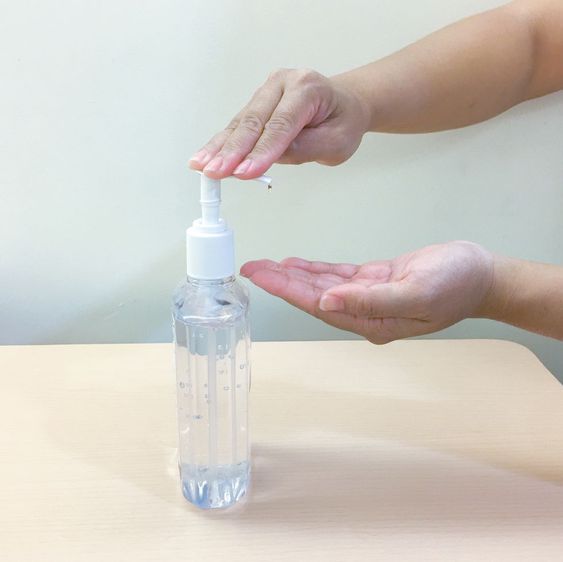 Easy DIY Hand Sanitizer With Antbacterial Essential Oils For The Whole Family